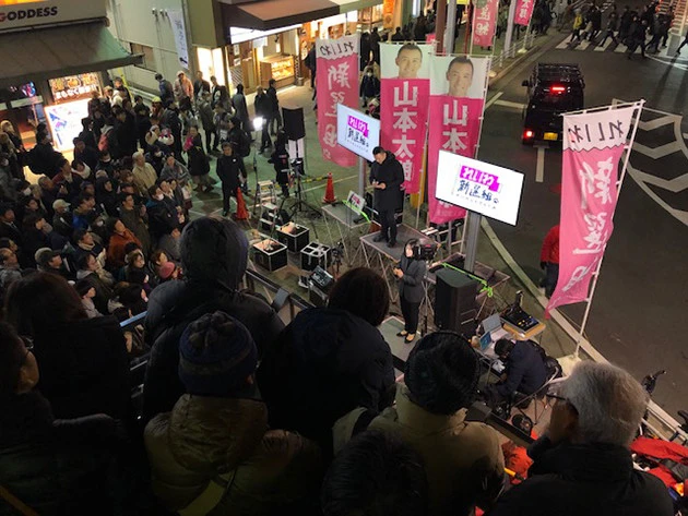 12月9日、全国ツアーの第8弾「関東」の2ヵ所目となる千葉・船橋駅前での街頭演説の様子。寒空の下、多くの聴衆が山本代表の話に聞き入っていた