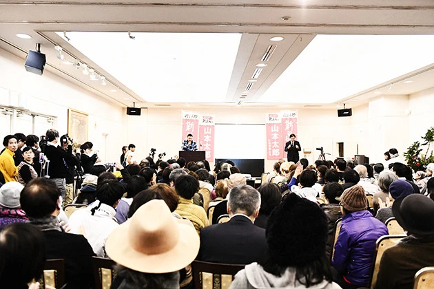 12月7日、小泉進次郎環境大臣のお膝元、神奈川県横須賀市内のホテルで開かれた「おしゃべり会」。会場は立ち見も出るほどの超満員。聴衆の半分以上が地元・横須賀から駆けつけた人々