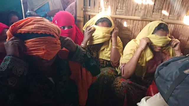 「どのようにしてレイプは行なわれたのか?」と聞くと、女性たちはいっせいにヒジャブで顔を覆い、状況を説明した。その手口はまるでマニュアルがあるかのように同じだという