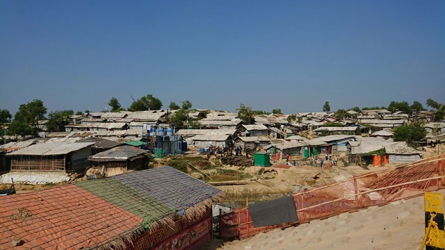 クトゥパロンの難民キャンプ。小高い丘に簡素な小屋やテントがびっしりと立ち並んでいる。環境は劣悪を極める