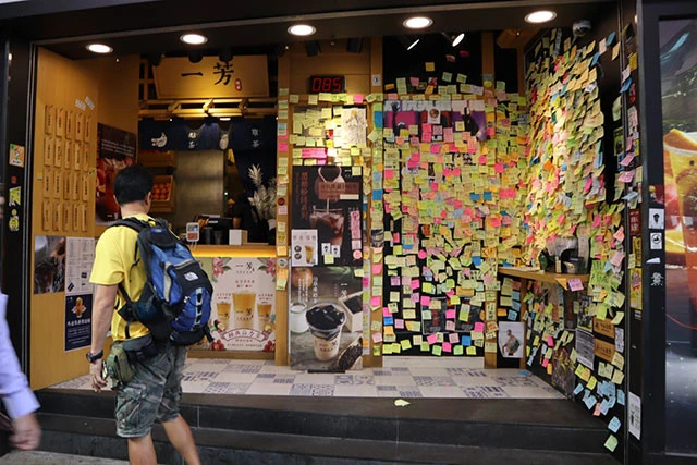 【現地突撃ルポ】デモが続く香港で日本の外食チェーンがヒドい目に遭っていた！