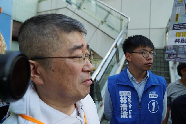 伊勢﨑氏は２０１４年に行なわれた反政府デモ「雨傘革命」のリーダーだった、民主活動家の黄之鋒（英語名：ジョシュア・ウォン）氏（右）と一緒に香港島の３ヵ所を回った（撮影／堀 潤）