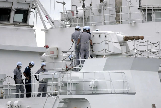 巡視船は帰港するとすぐ整備に入り、準備が整い次第また出撃する（写真は「ざんぱ」の２０㎜多銃身機関砲の点検）