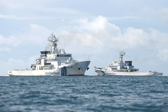 ８月２１日朝、尖閣から引き揚げてきた「あぐに」（右）と、まさにこれから出撃する「たけとみ」（左）が石垣島西岸海域ですれ違う