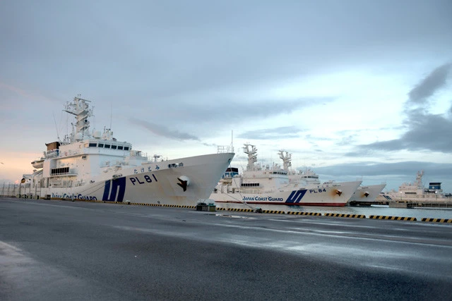 １８年に完成した石垣島の海保新基地。深夜も早朝も関係なく、６つの岸壁から巡視船がひっきりなしに出撃している