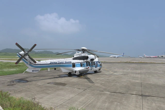 横浜を母港とする７０００ｔ級の大型巡視船「あきつしま」に搭載のＥＣ２２５大型ヘリコプターも石垣空港に駐機