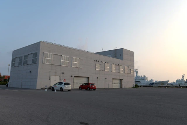 埠頭の海保施設。表札のない無機質なコンクリート建物は窓もシャッターもすべて閉じられ、秘密基地といった雰囲気だ