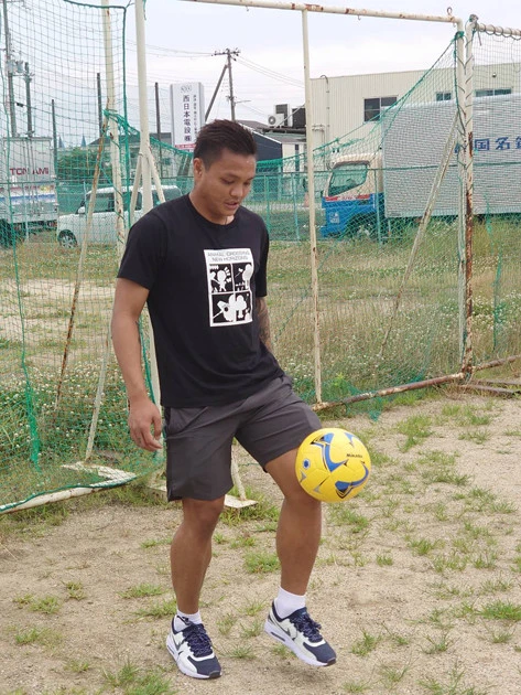 好きなGKはカシージャス。難民認定の申請後、「なんの仕事をしたいですか?」という記者団の質問には「できれば日本でサッカーを続けたい」