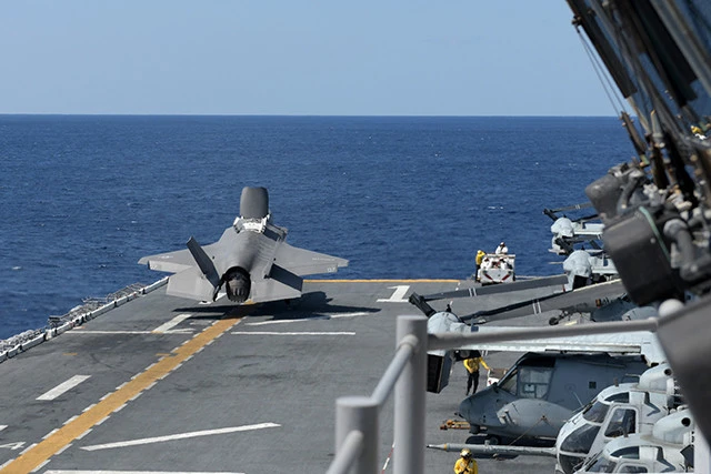 ワスプ級強襲揚陸艦の艦上、艦首から106mの位置から発艦するF35B。海自の護衛艦いずも、かがなら、甲板の半分の距離ということになる