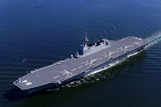 大阪湾を航行する、いずも型護衛艦かが。F35Bを搭載できるよう、甲板表面と艦首の形状を変更する改修を行うことになっている