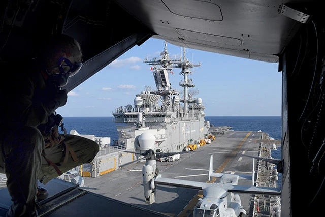 F35Bやオスプレイが並ぶ、標準的な上陸戦仕様のワスプ級強襲揚陸艦。F35Bだけを20機搭載する小型空母仕様として使うことも可能