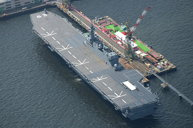 JMU横浜では空母いずもが塗装中。はぐろと同じく、甲板に低視認性塗装が施される予定だ