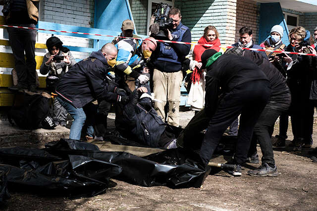 ブチャにある児童保養所の地下室から運び出された遺体。ウクライナ検察当局は「（発見されたのは）非武装の民間人で、ロシア軍に拷問を受けて殺害された」と発表した（４月４日撮影）