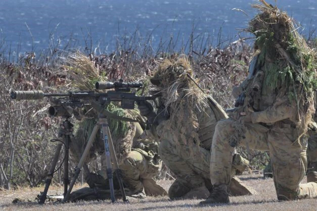 次に１５５ｍｍ榴弾砲、さらに無人攻撃機と狙撃手を併用して、徹底的に原発へつながる一本道の補給路を動く車両、兵士を攻撃と狙撃