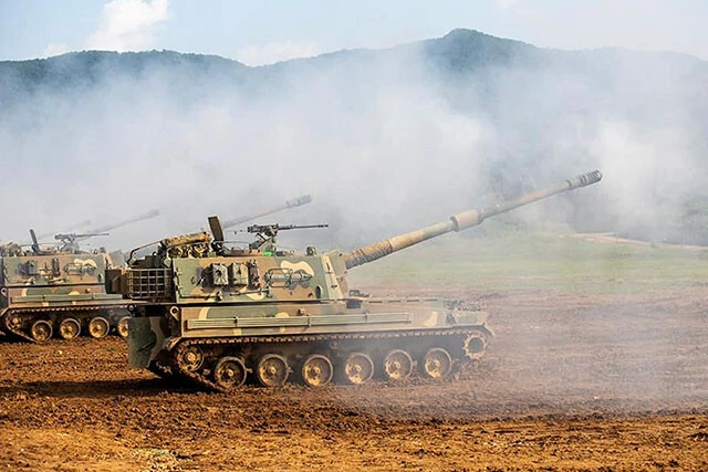 【北朝鮮への砲撃を行ない実戦経験も豊富。世界定番となりつつある「Ｋ９自走砲」】冷戦終結以降に他国が新型を開発しなくなった１５５㎜自走砲。韓国はあえてそれの独自開発を行ない「隙間兵器」として売り上げ爆増。もともとハイテク技術に強いお国柄を生かし、優秀なコンピューター射撃システムを搭載。さらにライセンス生産を行ない、現地の雇用も生み出すというウィンウィンな兵器だ