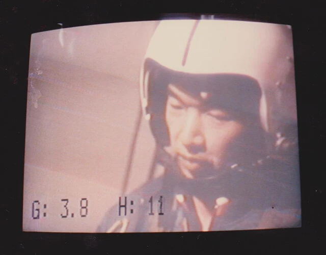 立川の耐Ｇ訓練装置で３.８Ｇに耐える高木氏。この装置では８Ｇまで訓練できる（写真／高木氏提供）