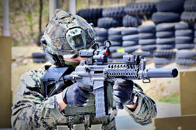 【隠れたヒット商品なのが光学照準器】韓国軍の主力小銃であるＫ２シリーズは東南アジア諸国に採用される人気商品。さらに精密射撃用のスコープ、ドットサイト、熱感知のサーモスコープなども開発。これらは韓国製小銃以外にも装着できることから大ヒット中