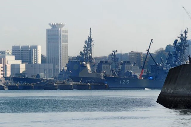 それに対して、海上自衛隊の横須賀基地は何もない無柵、無網。吉倉地区は２つの護衛隊8隻の護衛艦が配備され、船越地区には新たに潜水艦専用岸壁も建設された。無人機奇襲を受ければ全艦隊の撃沈は確実だ（写真：柿谷哲也）