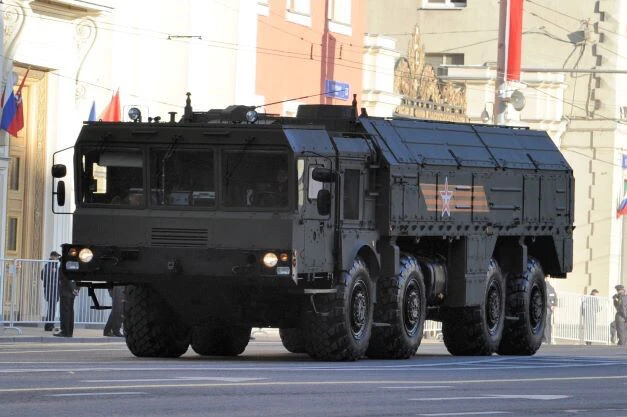 9K720イスカンデル短距離弾頭ミサイルを搭載した輸送起立発射機トラック。製造企業の社長は艦弾頭搭載能力が備わると明言。それは戦術核兵器の可能性が高い。射程500kmでウクライナの戦場で使用しやすい