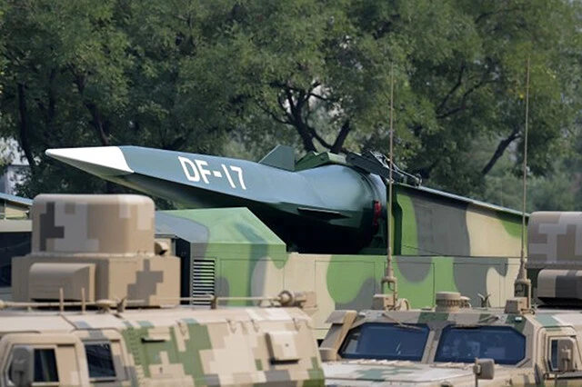 そして中国の切り札、地対艦ミサイルＤＦ１７が遠く中国本土から米国２空母に暴風雨のように降り注ぐ