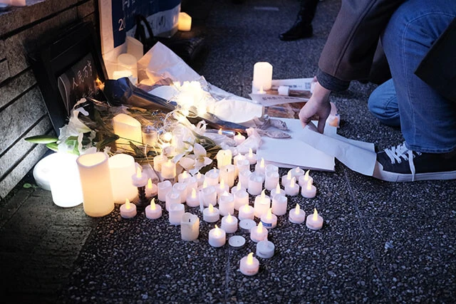 12月2日の東京・池袋駅西口で行なわれたゼロコロナ政策の犠牲者への追悼の催し。150人ほど集まっていた