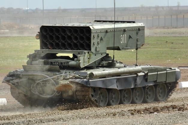 冬季の重火力戦には、大量のロケット弾と砲弾が必要になる。列車で遠く北朝鮮から運ばれてきた砲弾・ロケット弾をトラックに運び移す『兵站の隘路』と呼ばれる人手のかかる部分の輸送を、北の労働者たちが担う。写真はＴＯＳ-１多連装ロケット