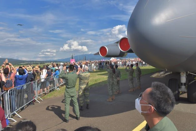 非ＮＡＴＯ国オーストリアで展示された中国空軍Ｙ２０輸送機と、上空をパスする米空軍Ｂ５２Ｈ爆撃機。Ｙ２０はユーラシアを超え欧州まで航法訓練を行うようになった