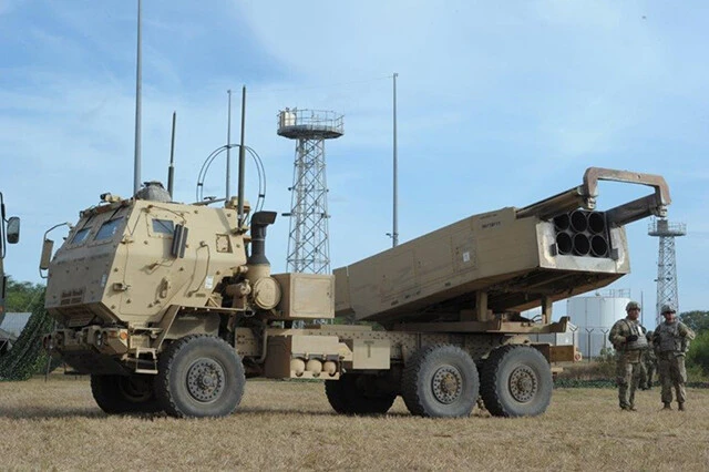 ＨＩＭＡＲＳ　地対地多連装ロケットシステム、射程８０ｋｍ。いまこの装備の配備が遅れ、ウクライナ軍は自国東部戦線でロシア軍の展開する重火力戦を受け敗退し続けている