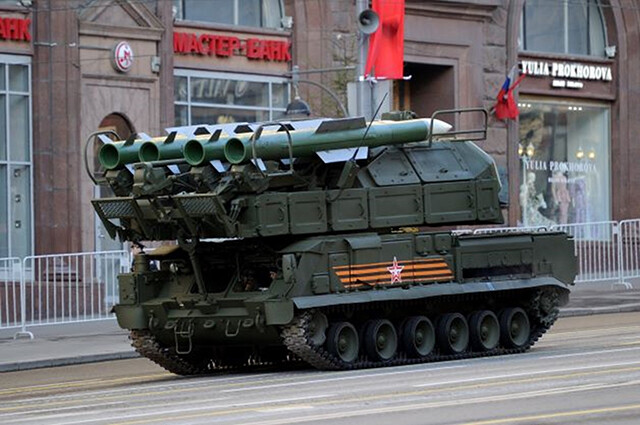 いま、ウクライナ空軍のハームミサイルは、ロシア軍地対空ミサイルとセットで使われる対空レーダーを１００％、破壊不可能になっている。写真は９Ｋ３７ブーク地対空ミサイル。写真：柿谷哲也