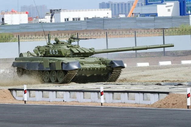 北の労働者の中には、戦闘で壊れた戦車を器用に修理するのに長けている者がいる。写真のＴ-７２戦車は北朝鮮でも使うＴ-６２をベースとして開発され、整備性は似ている