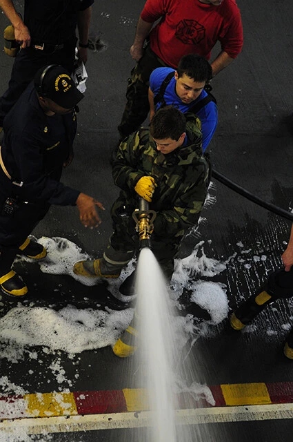 米空母では、初めて配属される乗員に消火設備を繰り返し使わせて訓練させる