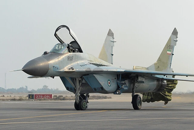 『ミグ29』はタキシング時に砂礫、泥を吸い込まないようにインテークを閉め、不足する空気は、操縦席後方にあるルーバー式インテークで上から吸い込む