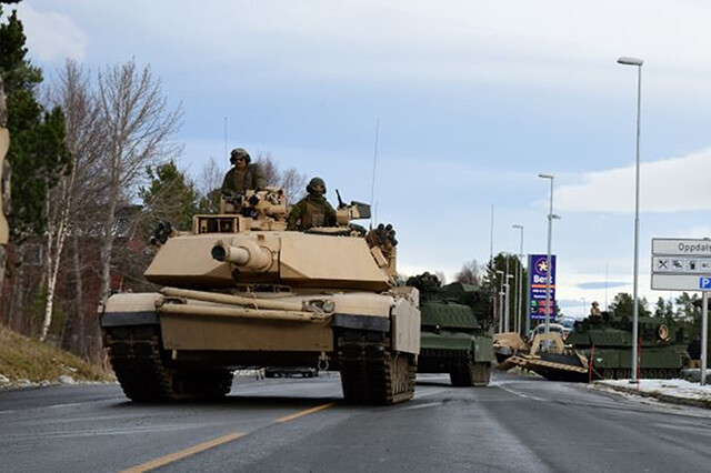 陸路でポーランド、スロバキア、ハンガリー国境からＮＡＴＯ軍戦車機甲部隊が到着する写真の米陸軍戦車Ｍ１は、ノルウェーに保管してある