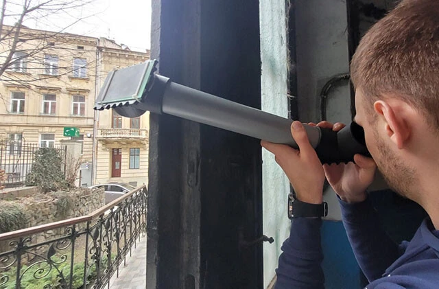 敵情が偵察できる潜望鏡。３Ｄプリンターで筒部分を印刷し、中に２枚の鏡を入れることで製造可能。ウェブ上に設計図のデータが公開されており、現地に送ることも可能だ