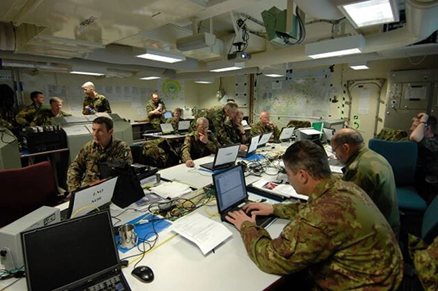 ＮＡＴＯ即応部隊のオランダ海軍フリゲート艦デラウター内の司令部で対ロシア軍作戦が検討開始される