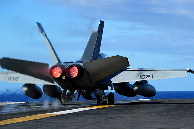 米空母から発艦するF/A-18E。柿谷氏が取材した中で、戦闘機だけで1日に103回もの発着艦を繰り返した日もある