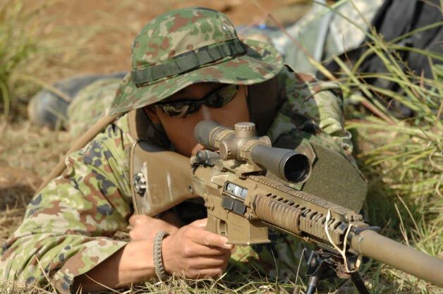 写真には写っていないが、狙撃手は全てサプレッサーを使う。狙撃された敵兵はどこから撃たれたか分からない。そして攻撃はゼロダーク。真夜中の１２時過ぎから始まる