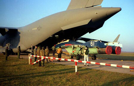「ミグ２９」は分解されて、米空軍「Ｃ１７」輸送機で米国に運ばれた