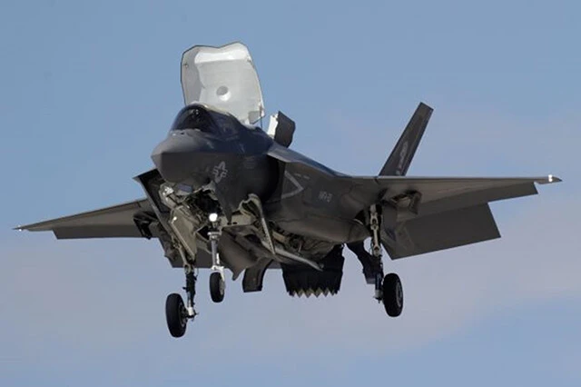 ライトニング空母からＦ３５Ｂが発艦。ステルス戦闘機は隠密飛行に入る