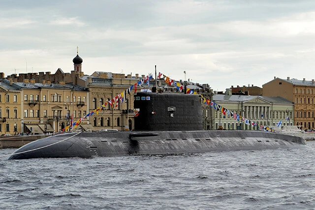 露海軍黒海艦隊キロ級潜水艦『クラスノダール』。これと同型潜水艦が６隻、黒海に潜み封鎖している