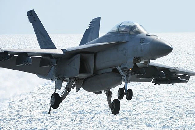 米空母からＦＡ１８が発艦する