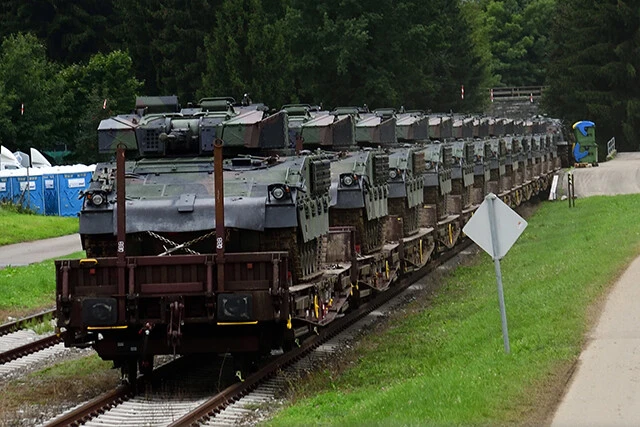 鉄道貨物列車ならば一度に大量の輸送が可能だが、鉄路は位置が分かりやすく狙われやすい。写真は中立国オーストリアのパンデュール装甲兵員輸送車が鉄道輸送されている様子