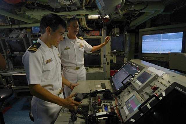 バージニア級発令所、横長ＴＶには潜望鏡からのデジタル映像が映されている