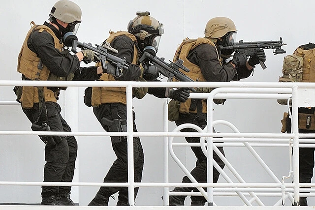 ガスマスクを装着して戦闘訓練中のポルトガル軍兵士