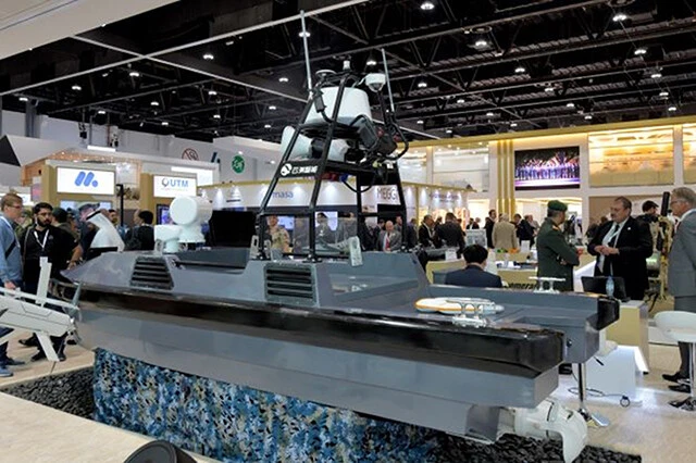 もちろん無人艇・USVは中国の得意分野。2010年に設立された中国の無人艇専門メーカー「雲洲智能」が販売する警備型USV。警備型の無人艇はアフリカ諸国で採用が進むといわれる（写真：柿谷哲也）