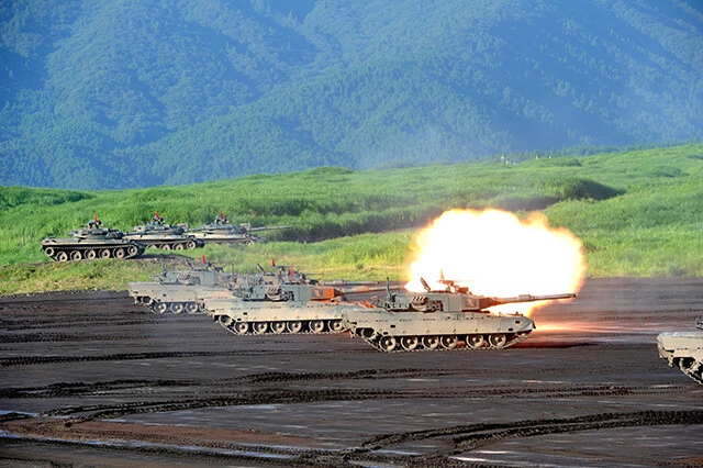 富士山総合演習での陸自９０式戦車と７４式戦車。地面のキャタピラ痕に注目。これを無人偵察ドローンで確認、敵の位置を特定する（写真／柿谷哲也）