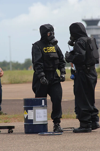 除染を終えたオーストラリア軍兵士は、化学防護服、手袋を金属缶に廃棄。化学兵器の種類によっては、戦闘服上下、靴も廃棄となる