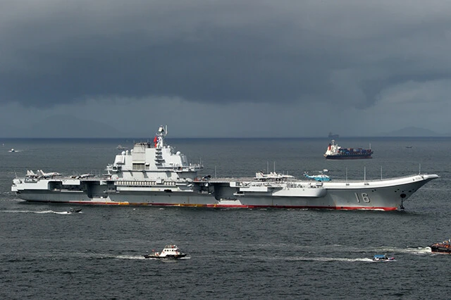 空母『遼寧』を旗艦とする計８隻の中国海軍空母機動部隊は、宮古海峡を通過して太平洋に。写真は２０１７年香港入港時