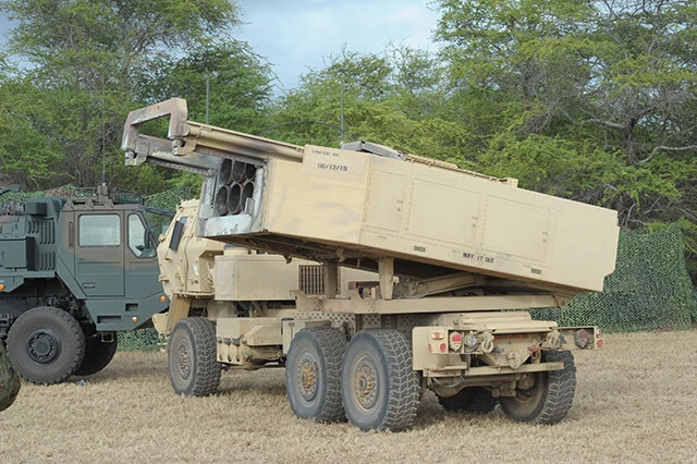 全弾発射後の米陸軍ＨＩＭＡＲＳ発射機。ミサイルの発射炎で黒くなっているのが生々しい