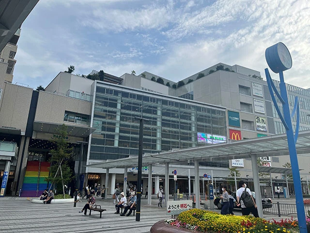 ＪＲ・山陽電鉄の明石駅前の複合施設「パピオスあかし」。２階には大型書店、４階に市民図書館。５階、６階には大型遊具のある遊び場や、こども健康センターが入っている